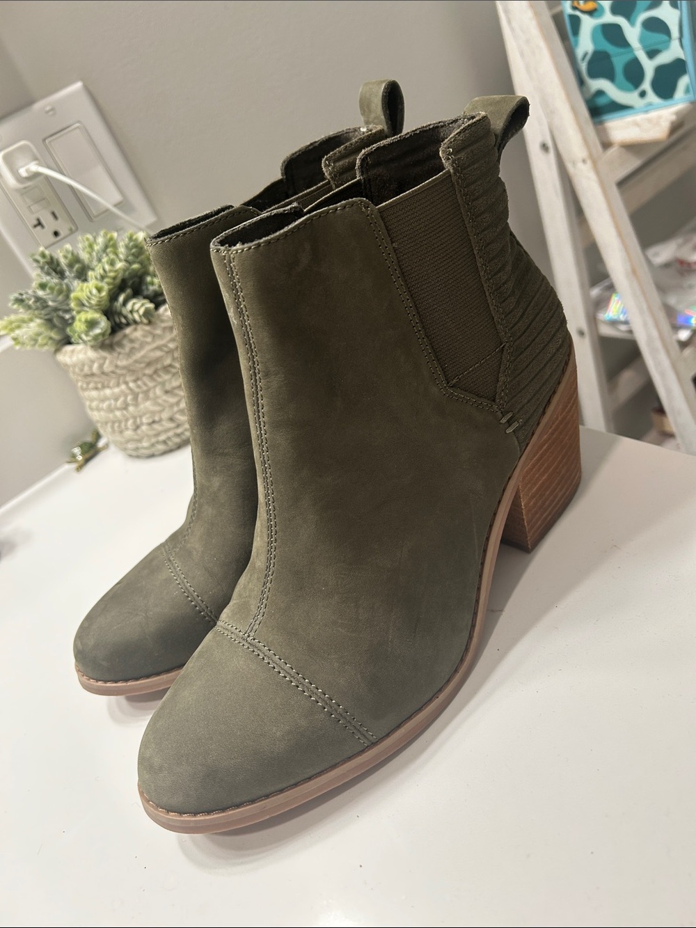 Toms Olive Green Suede Ankle Booties with Block Heel - like new/excellent cond.